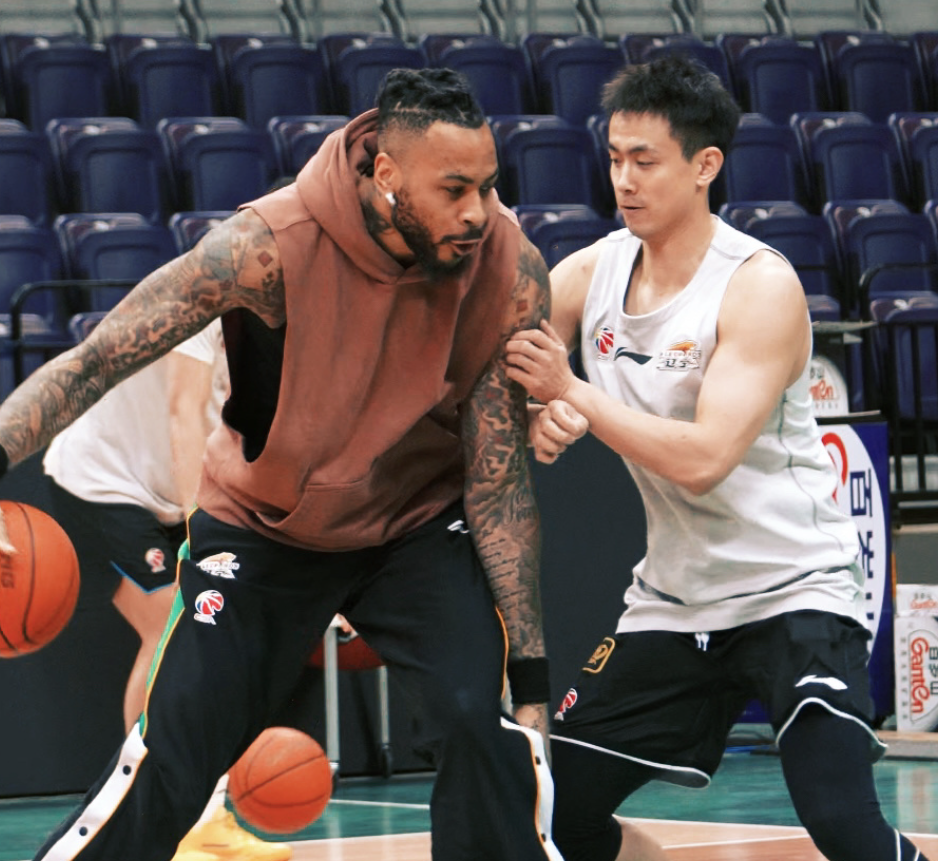 百度体育-备战青岛！赵继伟开启合练但缺席今晚比赛，杨鸣展望对手给足认可