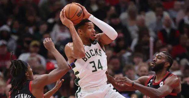 39次出手换来恐怖数据 雄鹿4连败急需为字母减负