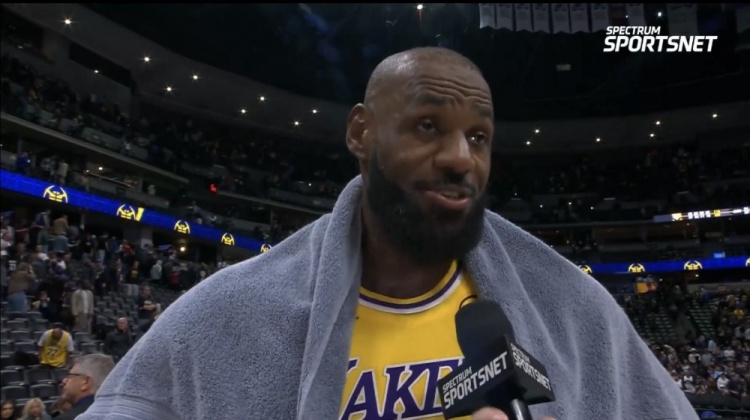 百度体育官网-詹姆斯:我有太多失误首节就3次 这不像我的风格&下半场我改进了