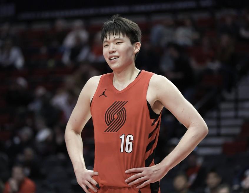 百度体育-心系老东家！杨瀚森助威青岛季后赛：祝兄弟们放平心态、一路高歌